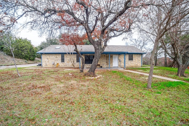 single story home featuring a front lawn