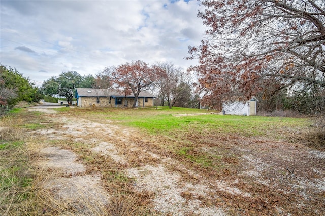 view of yard featuring a shed