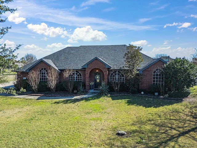 view of front of property featuring a front lawn