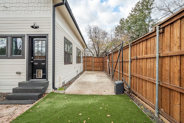 view of yard featuring a patio