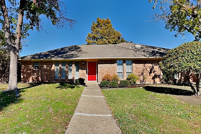 single story home with a front lawn