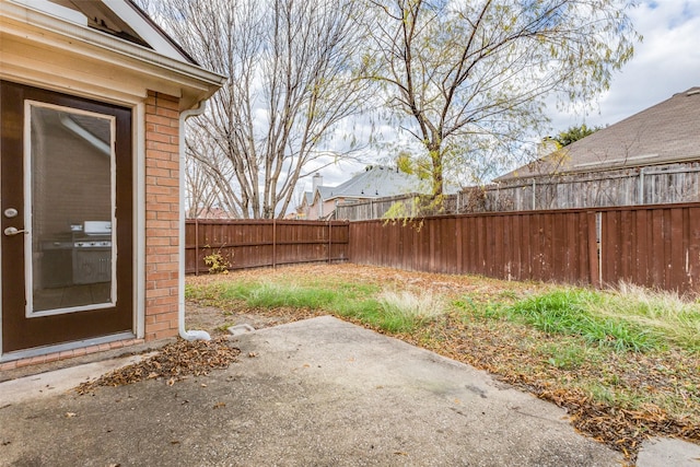 view of yard featuring a patio area