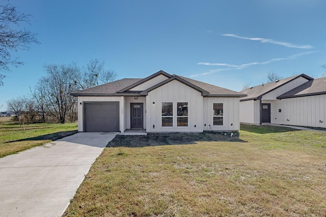 view of front of home featuring a front yard and a garage