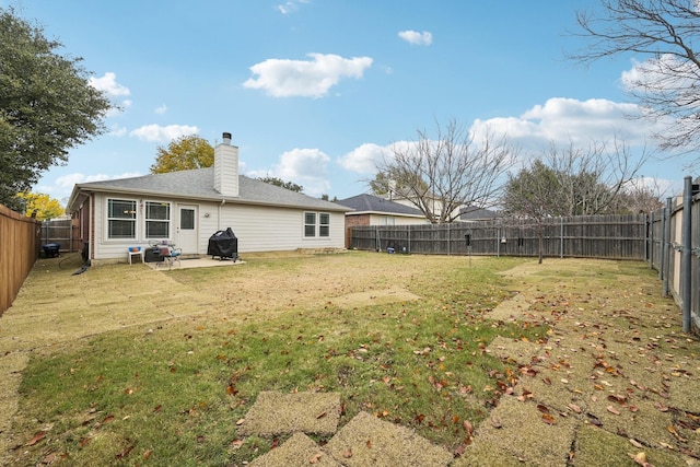 view of yard featuring a patio area