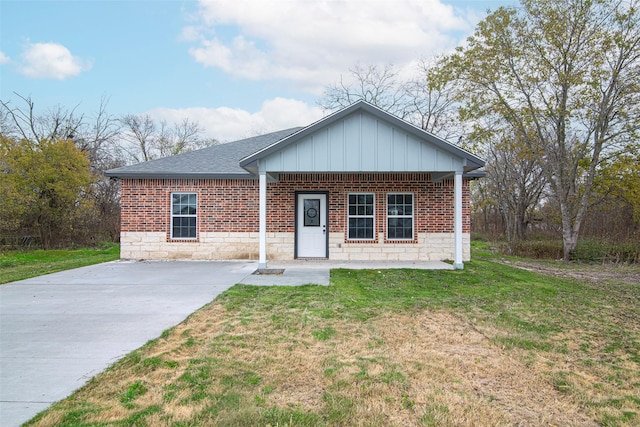 view of front of house with covered porch and a front yard