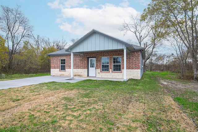 view of front of house featuring a front lawn