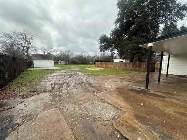 view of yard featuring a storage shed