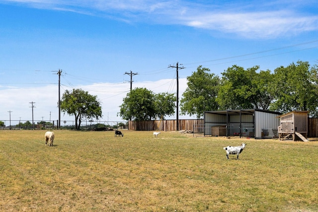 view of yard with an outbuilding