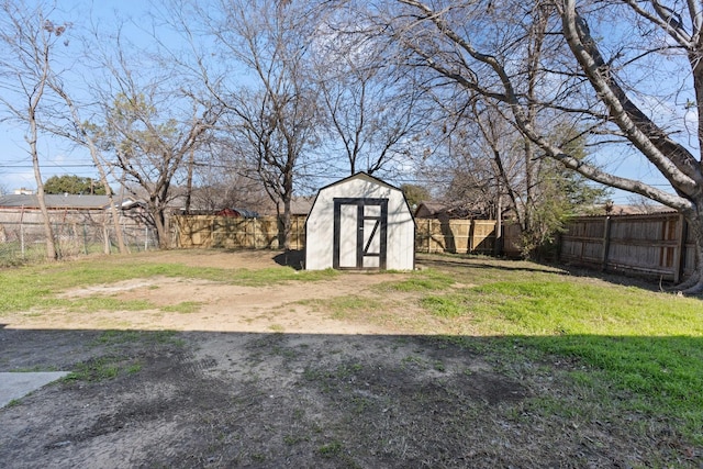 view of yard featuring a storage shed