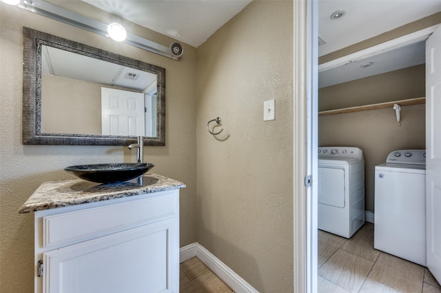 bathroom with vanity and washing machine and dryer