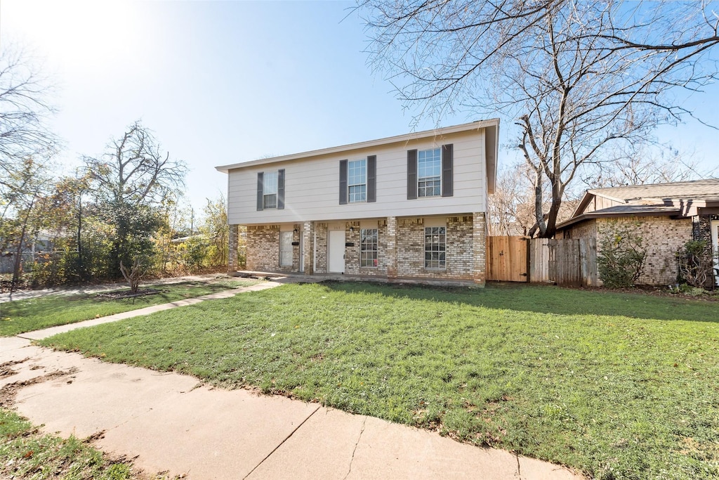 view of front of property featuring a front lawn