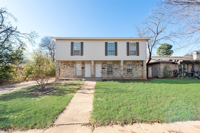 view of front of property featuring a front yard