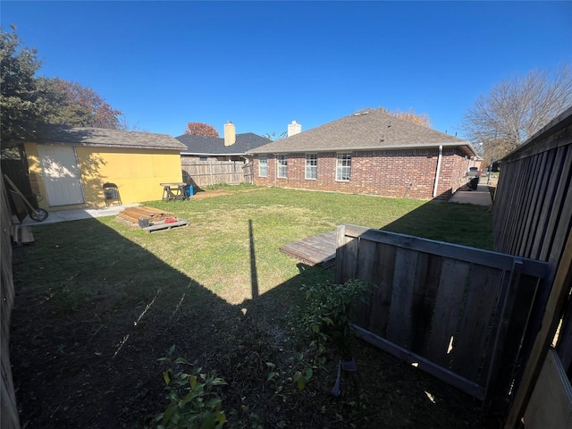 view of yard featuring a storage shed