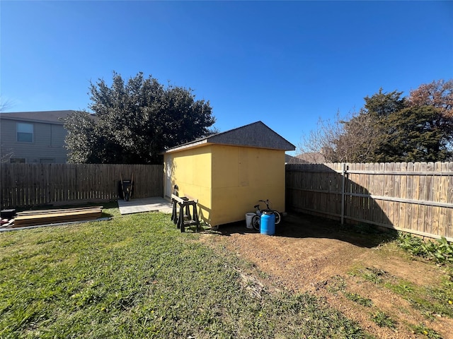 view of yard with a storage unit