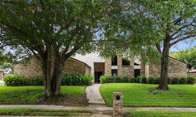 view of front of home featuring a front yard