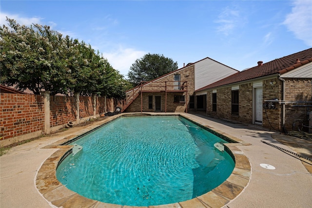 view of swimming pool