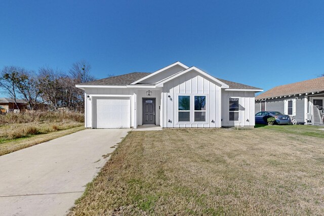 view of front facade featuring a front yard and a garage