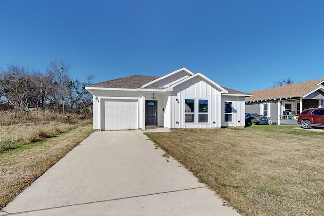 view of front facade featuring a front lawn and a garage