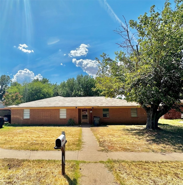 single story home with a front yard