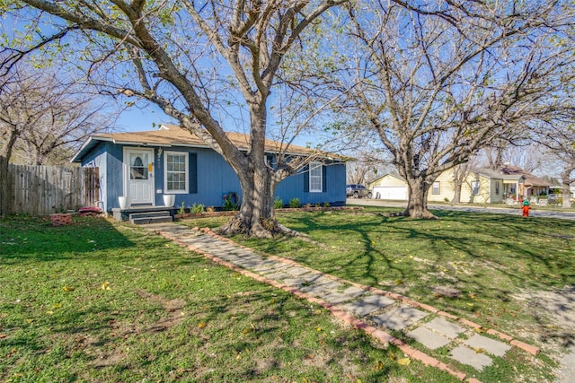 view of front of house featuring a front lawn