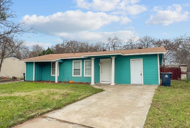 single story home featuring a front lawn