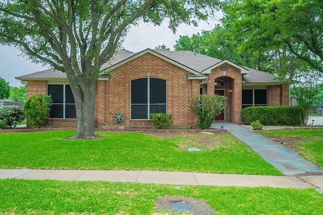 ranch-style house featuring a front lawn