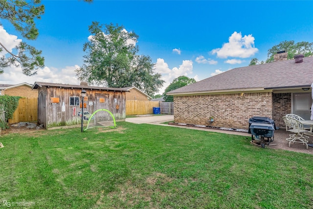 view of yard featuring a patio