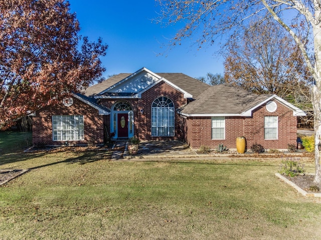 view of front of home featuring a front lawn