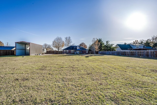 view of yard with an outbuilding