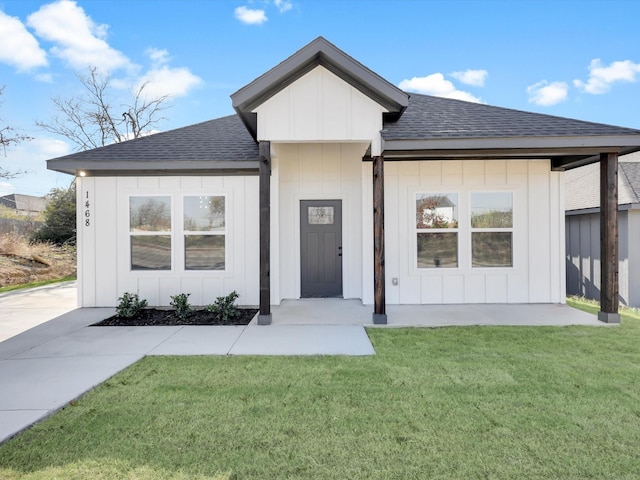 modern farmhouse style home featuring a front lawn