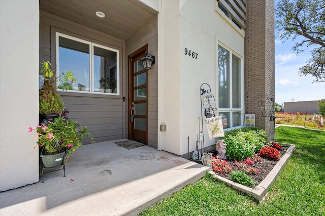 doorway to property with covered porch