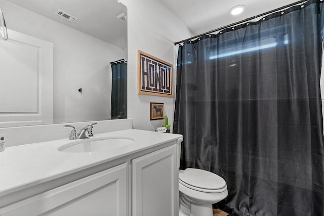 bathroom featuring a shower with shower curtain, vanity, and toilet