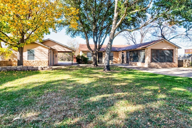 ranch-style home featuring a front lawn