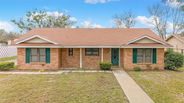 view of front of home featuring a front lawn