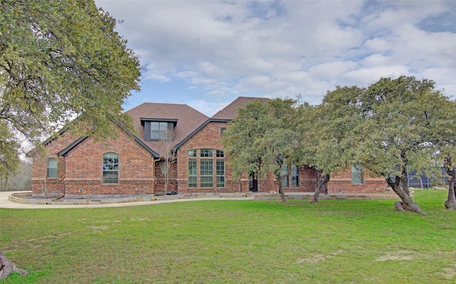 view of front of house featuring a front yard