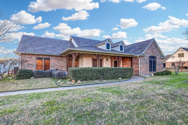 view of front of home featuring a front yard