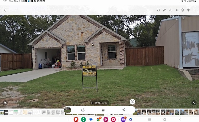 view of front of property featuring a front lawn