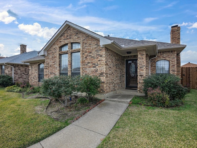 view of front facade featuring a front yard