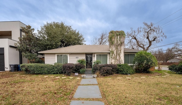 view of front of home featuring a front lawn