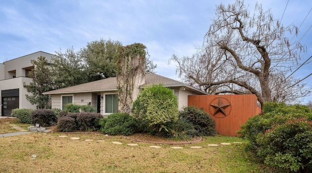 view of front of home featuring a front lawn