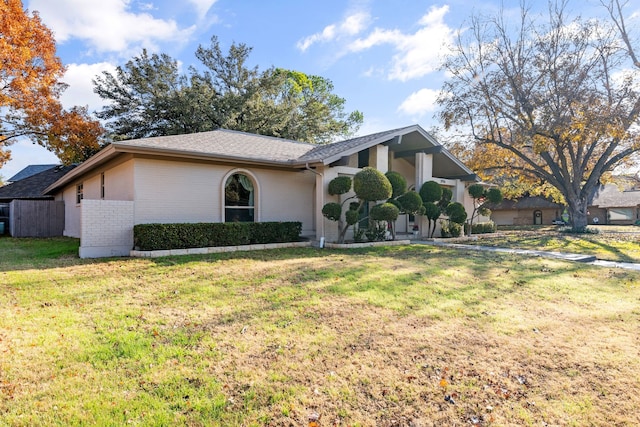 view of front of property with a front yard