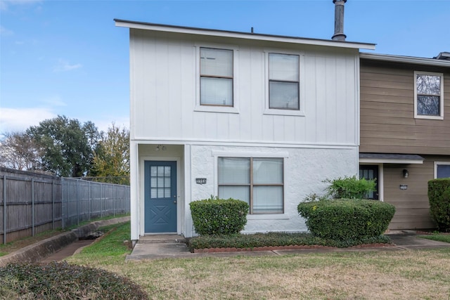 view of front facade featuring a front yard