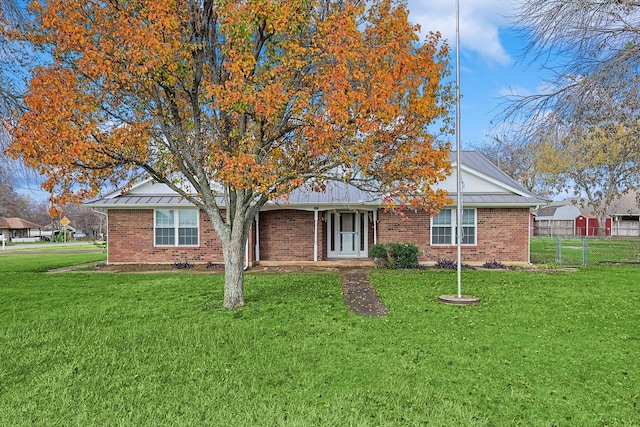 view of front of house featuring a front lawn