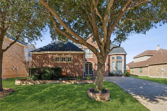 view of front of home featuring a front yard