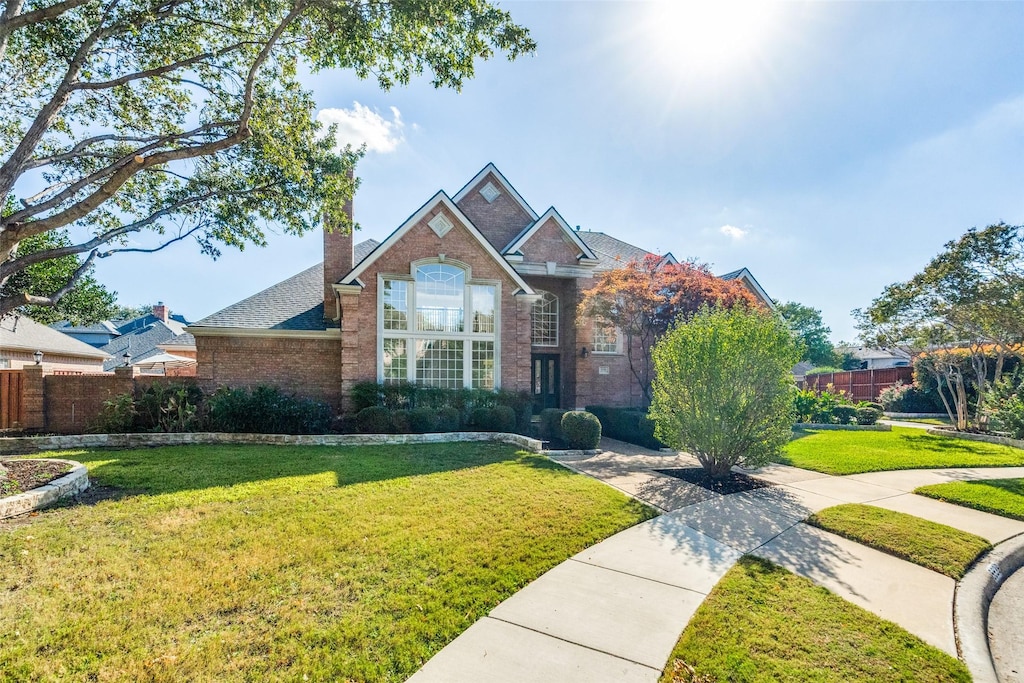 view of front of property featuring a front yard