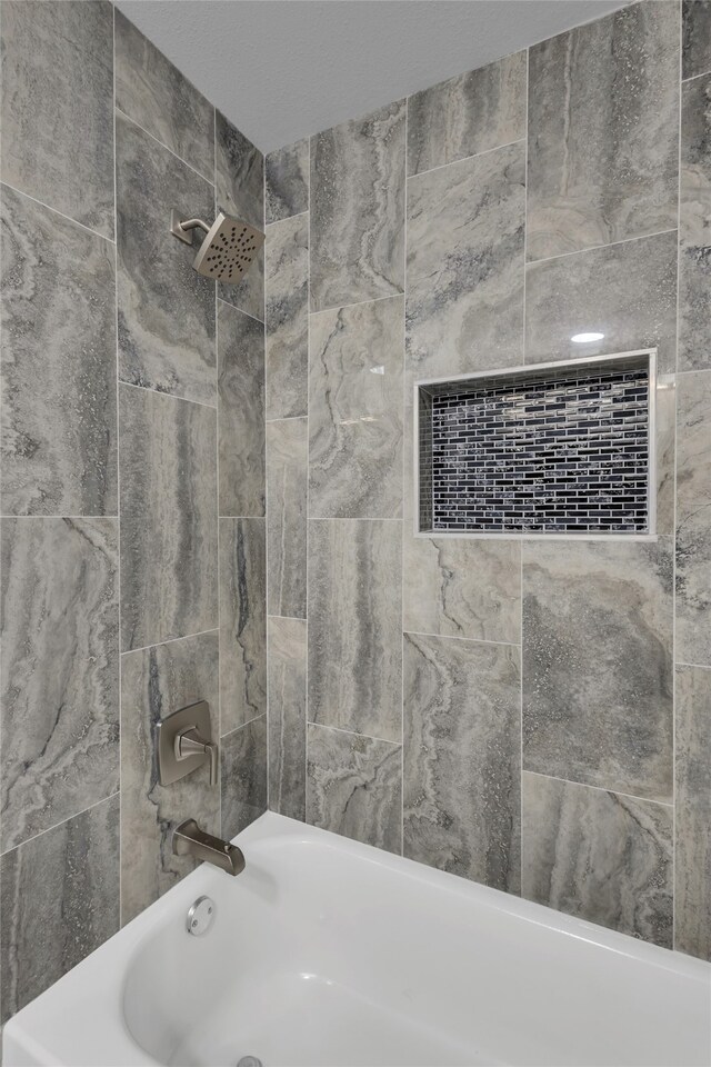 bathroom featuring tiled shower / bath combo