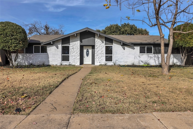 single story home featuring a front yard