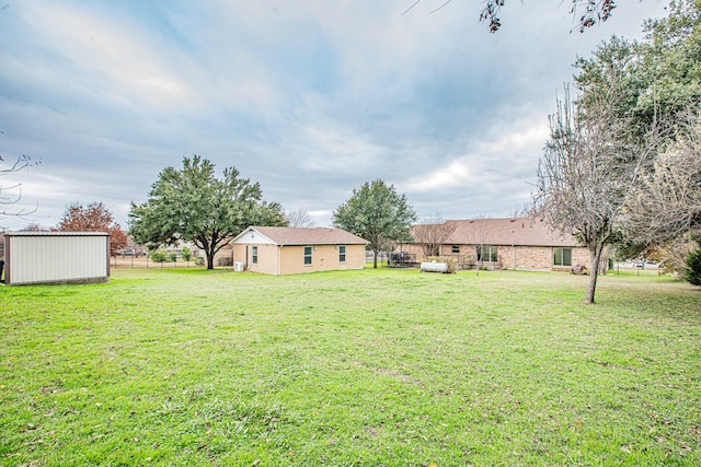 view of yard with an outbuilding