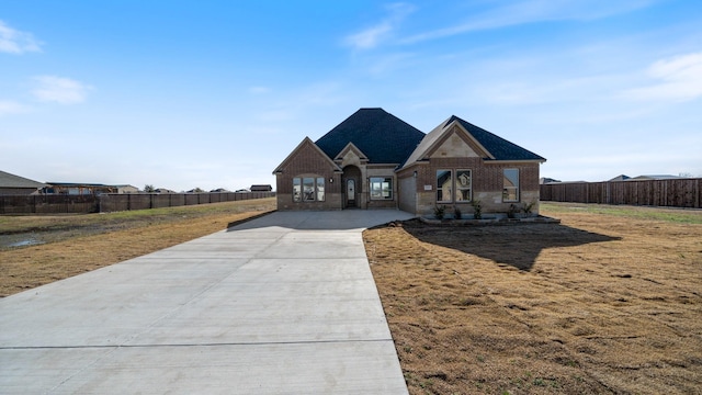 view of front facade featuring a front yard