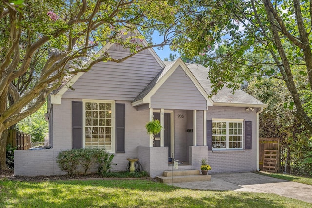 view of front of home featuring a front lawn